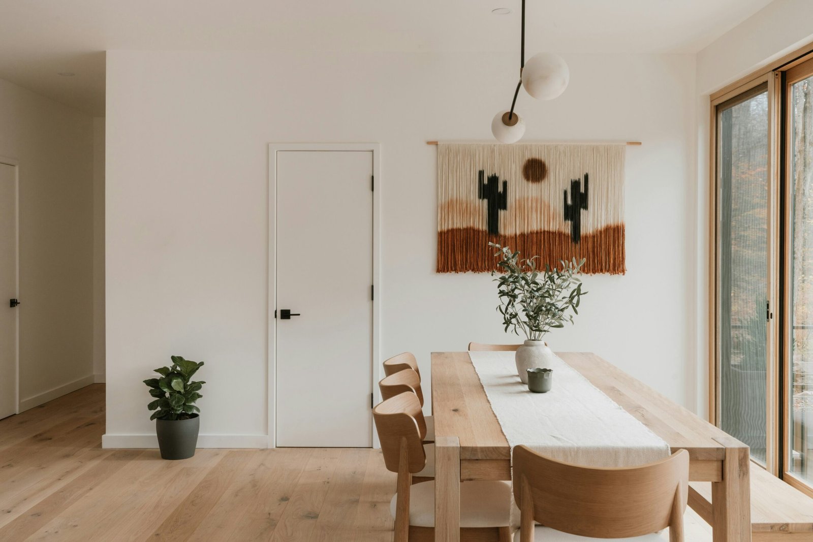 Wohnraum mit ruhiger Atmosphäre nach dem Kochen bei neutralem Licht.