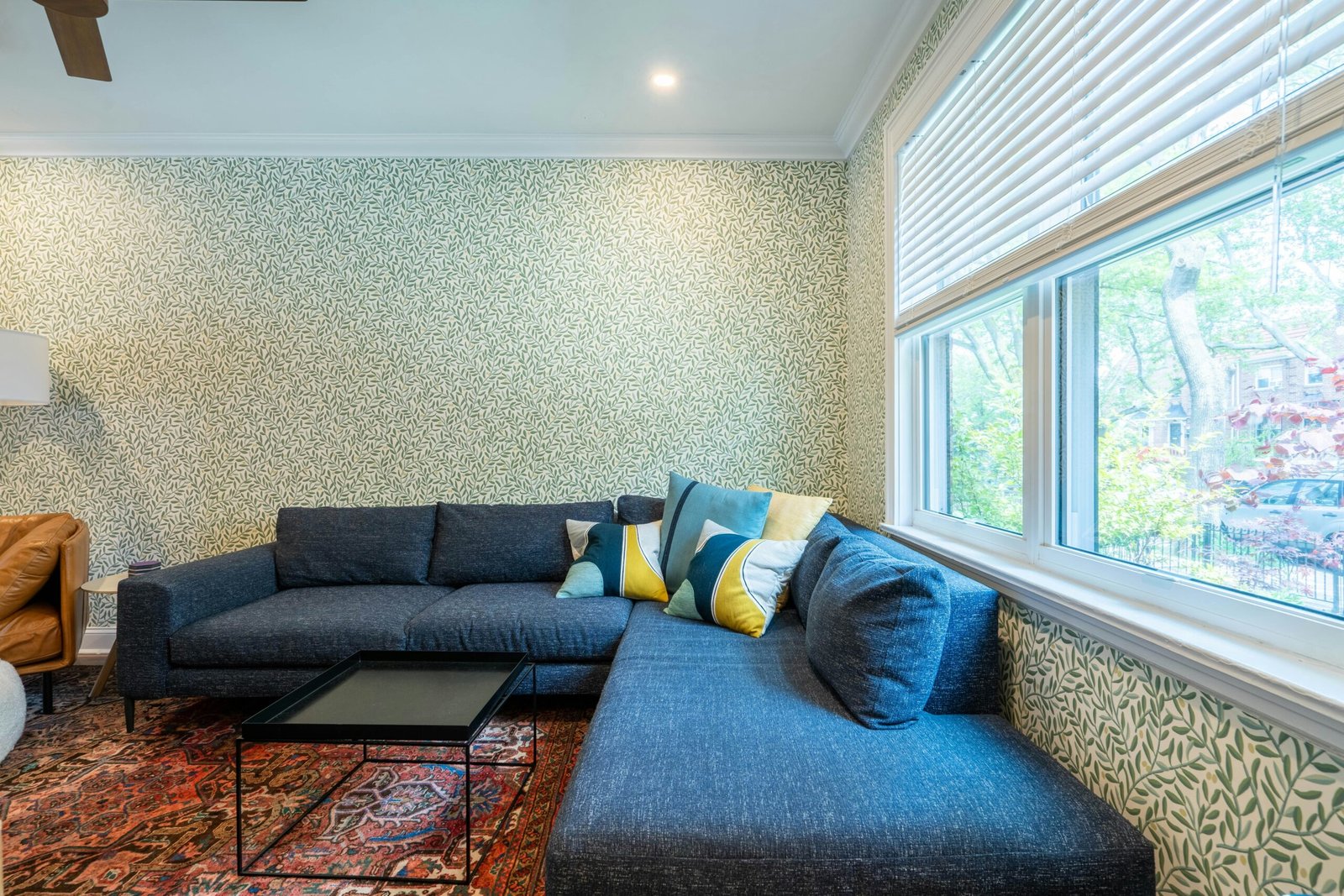 Ruhige Raumecke mit neutralem Licht und unauffälliger Einrichtung.