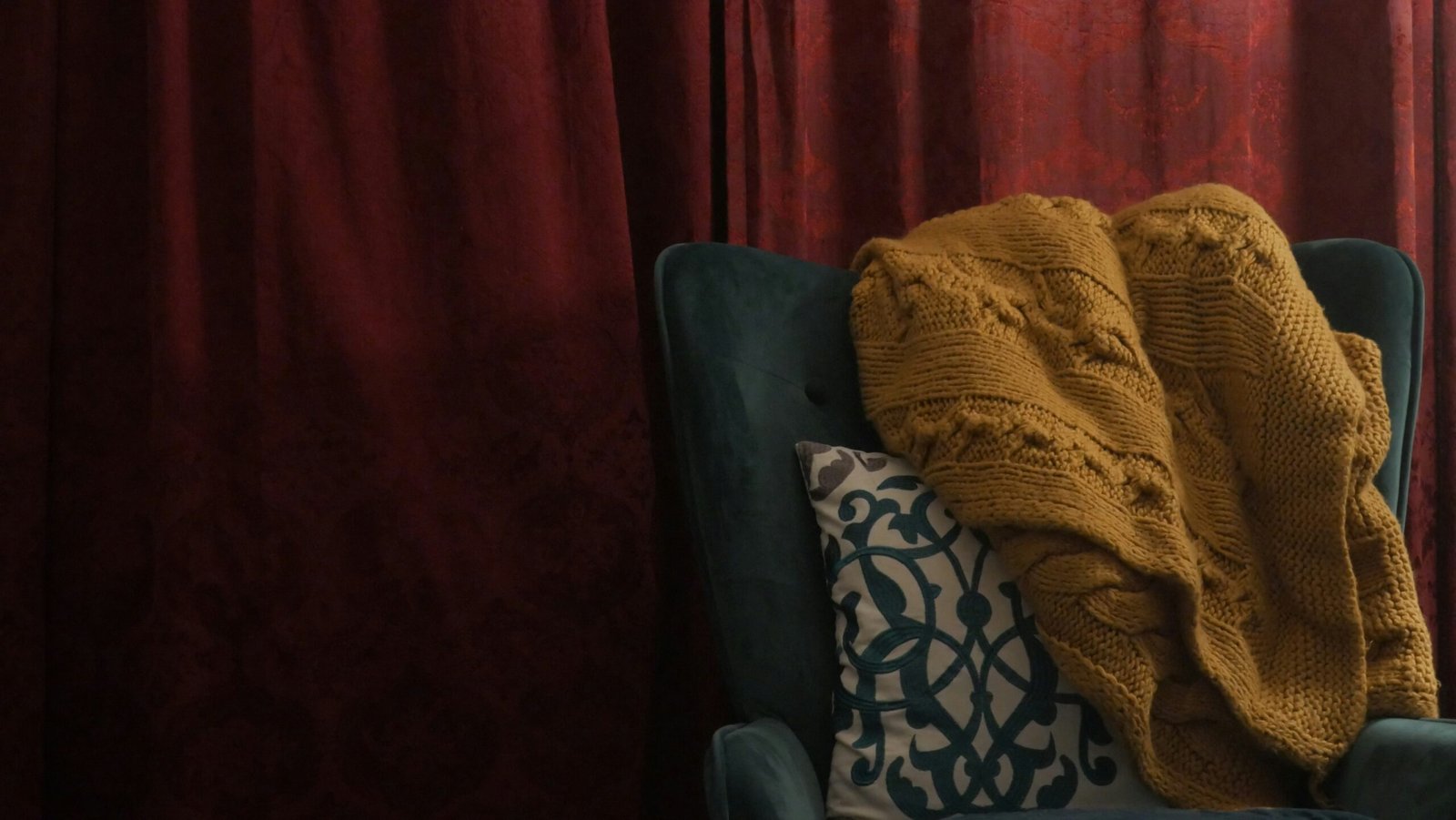 Textiloberfläche in ruhiger Umgebung bei neutralem Licht.