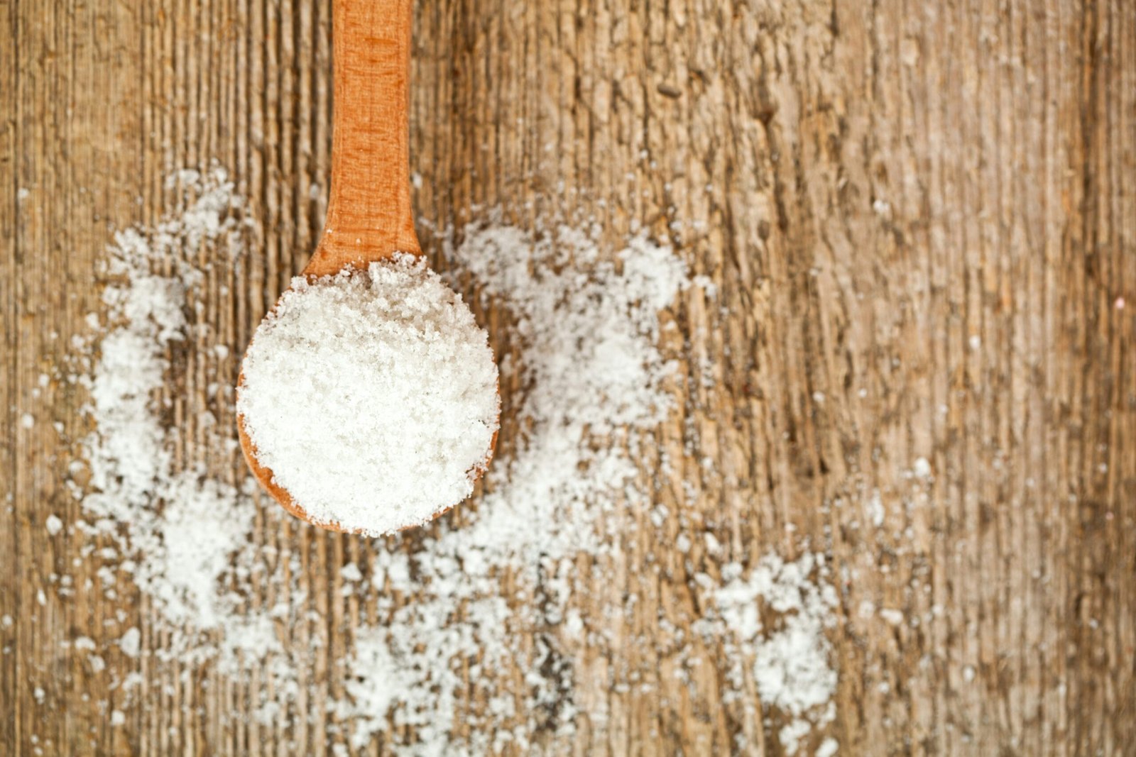 Löffel mit Natron liegt auf dem Tisch.